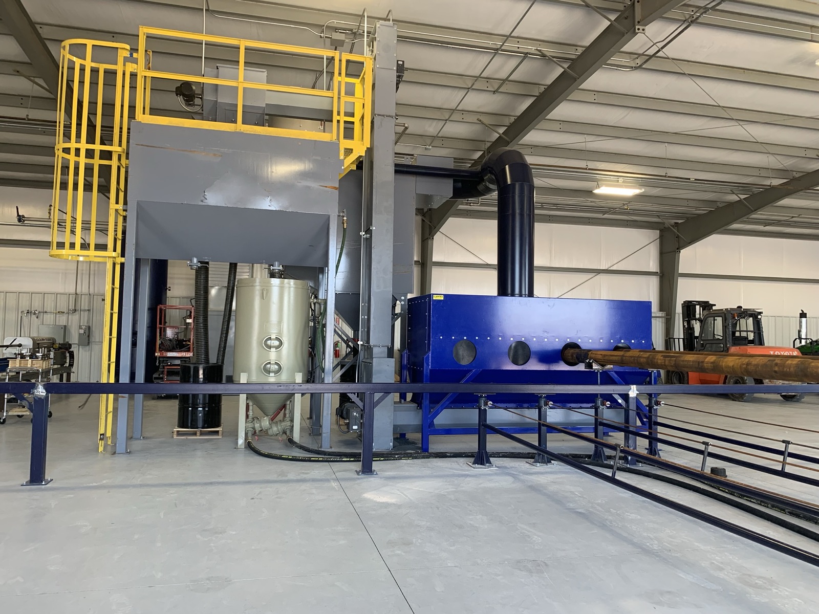 Abrasive recovery train: bucket elevator, classifier tower, blast machine and catch box