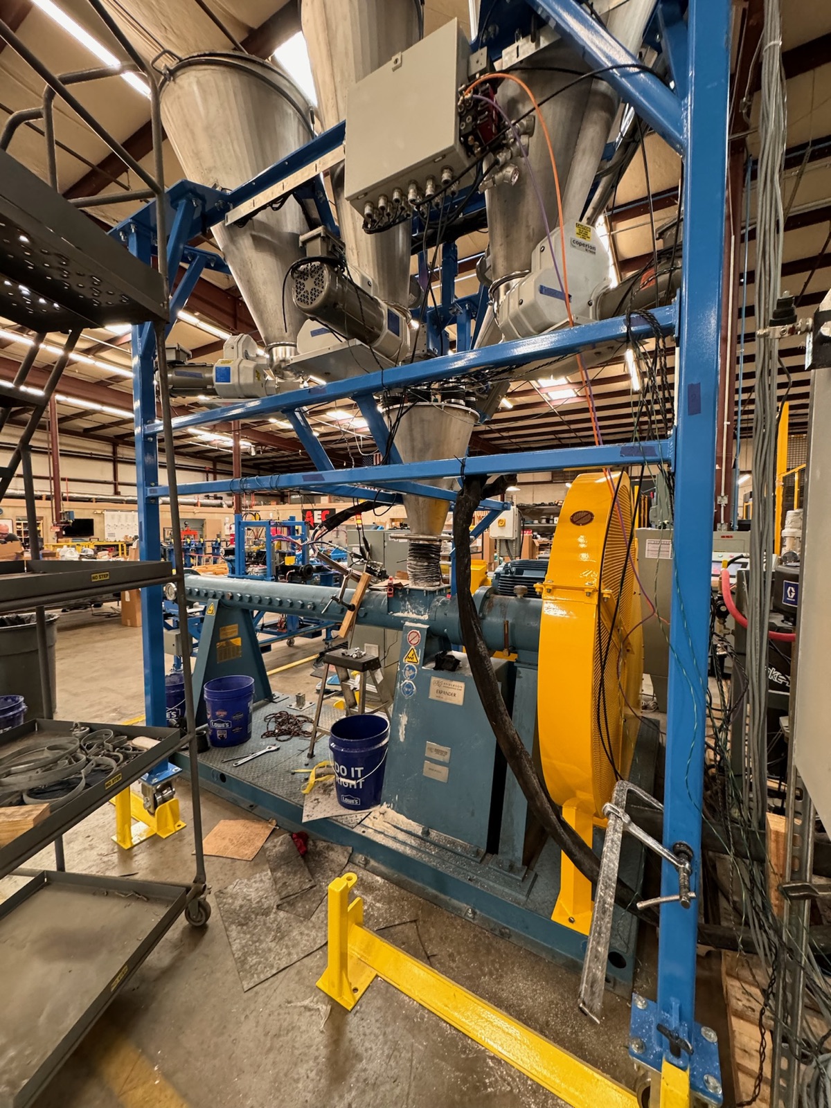 Multi-hopper dosing frame over a weigh hopper