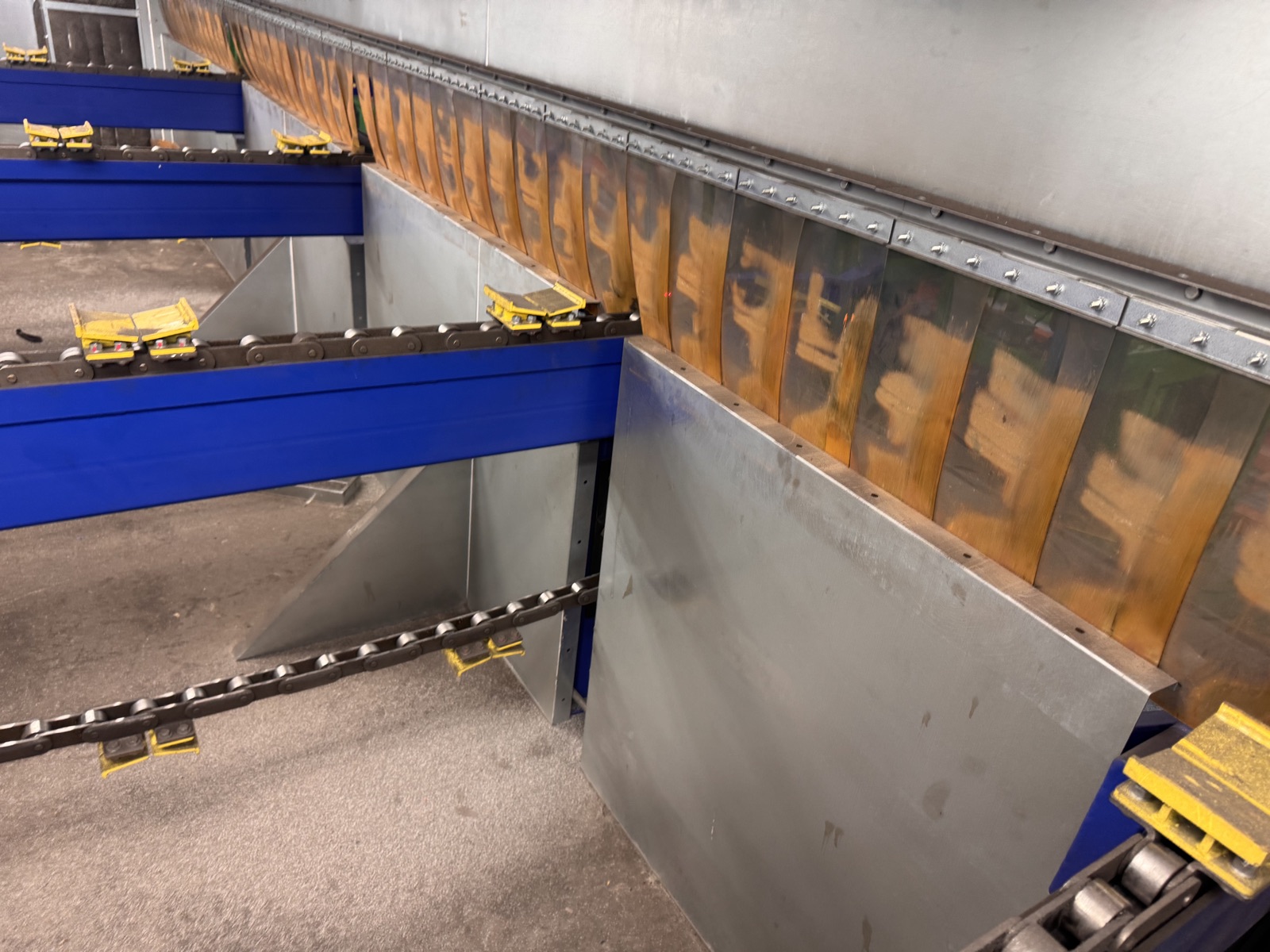 Chain conveyor inside the enclosure